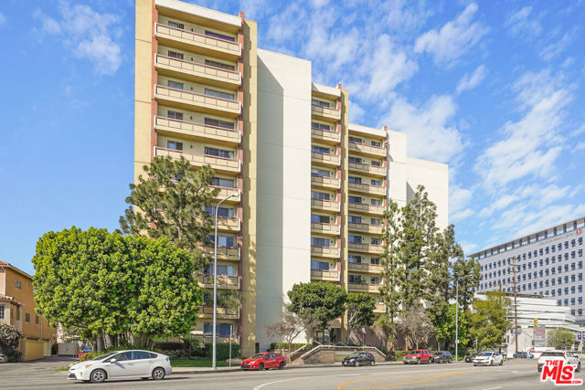 321 S San Vicente Boulevard, Los Angeles CA: https://media.crmls.org/mediaz/f38f1d3f-e747-4615-be9c-241c68e2f38e.jpg