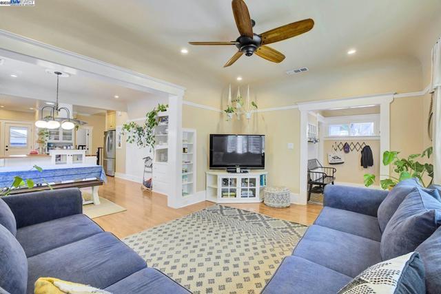 1215 Castro St, Martinez CA: https://media.crmls.org/mediaz/f38f568d-2819-4fe2-85a7-8a8561f9774c.jpg