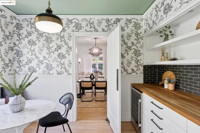 924 Trestle Glen Rd, Oakland CA: https://media.crmls.org/mediaz/f3912a07-2973-422b-92ac-4cc52c15dee1.jpg