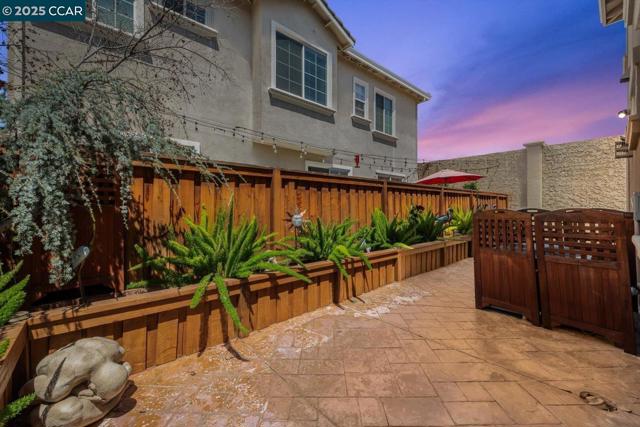 240 Alta St, Brentwood CA: https://media.crmls.org/mediaz/f3924e54-5039-40db-b133-517b767da702.jpg