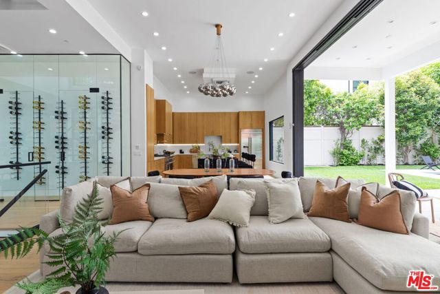 4535 Haskell Avenue, Encino CA: https://media.crmls.org/mediaz/f3928327-e096-45fc-ac5b-9d40ba80b849.jpg