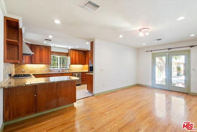 4385 Camellia Avenue, Studio City CA: https://media.crmls.org/mediaz/f3944fe5-3047-49a1-b9cf-cd16a8963178.jpg