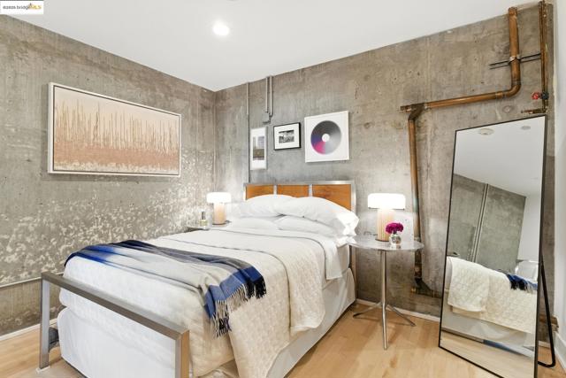 311 Oak St, Oakland CA: https://media.crmls.org/mediaz/f394b28c-0606-4df5-ba73-072165b3c97d.jpg