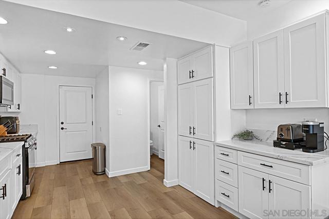 560 Deep Dell Rd, San Diego CA: https://media.crmls.org/mediaz/f3951ec5-c33a-4a85-81bb-b16687c4cac1.jpg