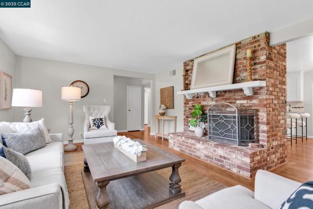 240 CASTLE GLEN ROAD, Walnut Creek CA: https://media.crmls.org/mediaz/f396d518-85b1-4bf2-a843-dcbf83c4b085.jpg