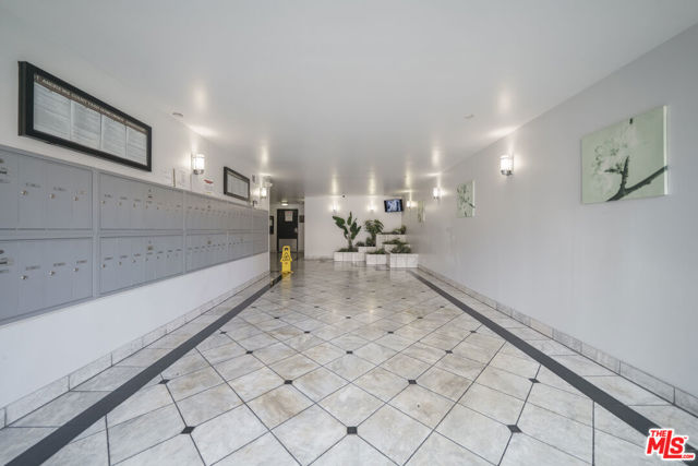 533 S St Andrews Place, Los Angeles CA: https://media.crmls.org/mediaz/f3981a5d-c583-4d27-a215-0977471f37ab.jpg