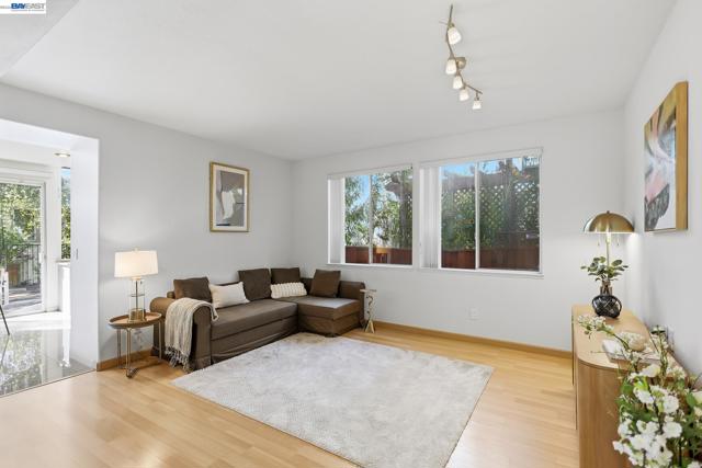 906 Vista Pointe Dr, San Ramon CA: https://media.crmls.org/mediaz/f398aa51-a787-487d-b4f7-0e710f63509c.jpg