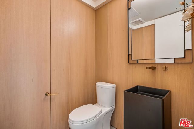 927 1/2 Hilldale Avenue, West Hollywood CA: https://media.crmls.org/mediaz/f3994e87-5660-49a0-b576-1c8cb8442b62.jpg