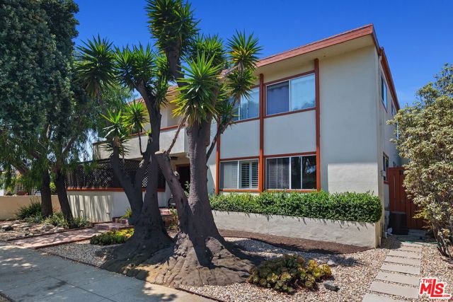 2702 11th Street, Santa Monica CA: https://media.crmls.org/mediaz/f399a5c9-0f11-4b1a-ad9c-24b0bf6ff508.jpg