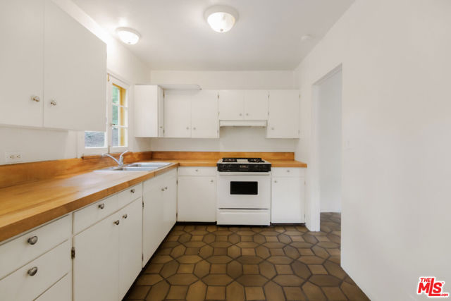 405 Toro Canyon Road, Carpinteria CA: https://media.crmls.org/mediaz/f399b81f-deef-4fff-82e6-7199018a1d66.jpg