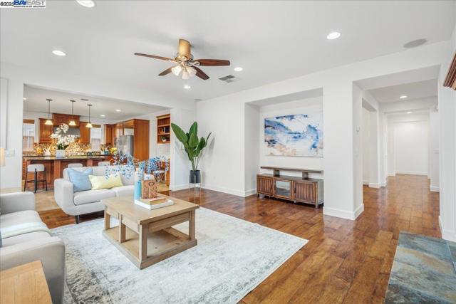 2396 Keats Ln, San Ramon CA: https://media.crmls.org/mediaz/f39a0a4f-70f4-4475-bec6-de452dfeb10f.jpg