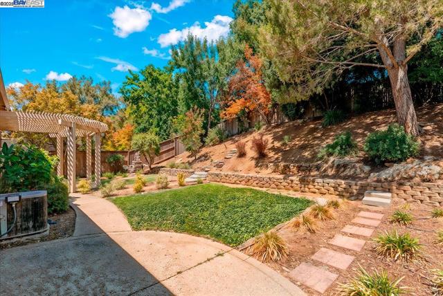3319 Besana Dr, El Dorado Hills CA: https://media.crmls.org/mediaz/f39a8046-dbf4-4d1f-a972-1552f356fa32.jpg