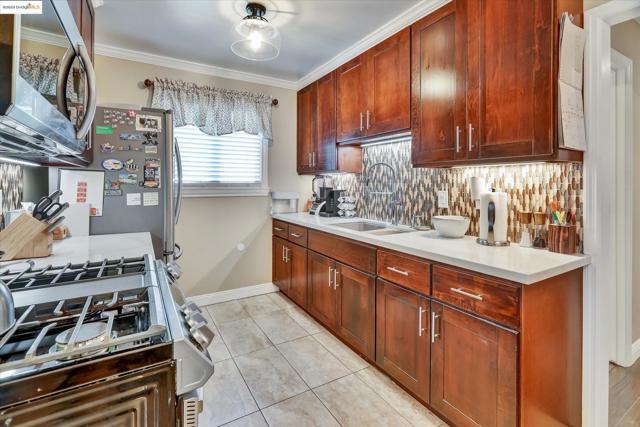 6610 Bancroft Avenue, Oakland CA: https://media.crmls.org/mediaz/f39add23-21e2-4e2e-ae25-c3188b09d4f7.jpg