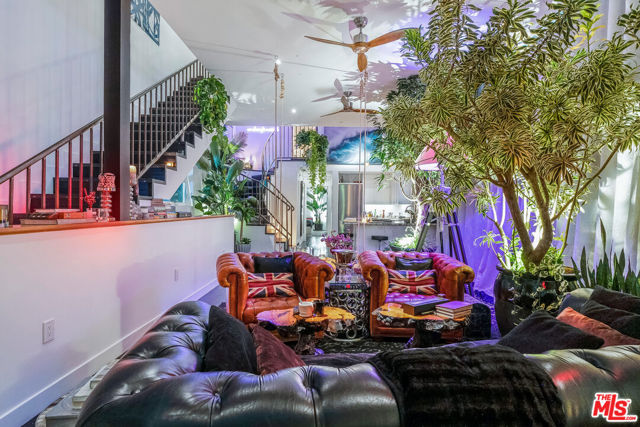 2515 Lincoln Boulevard, Venice CA: https://media.crmls.org/mediaz/f39b6809-7d6a-4483-94ab-689cd162ce2c.jpg