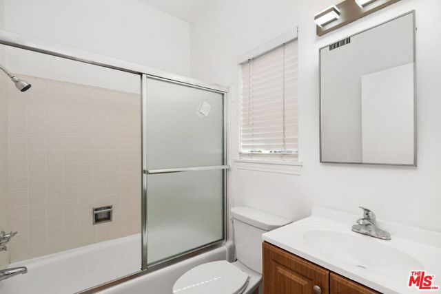 517 N Elm Drive, Beverly Hills CA: https://media.crmls.org/mediaz/f39bcdf4-892d-4401-a26c-474cfb3cc130.jpg