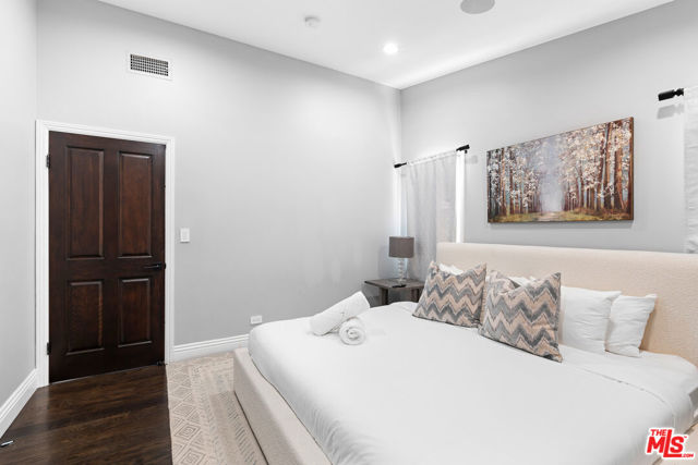 1110 N Beverly Glen Boulevard, Los Angeles CA: https://media.crmls.org/mediaz/f39bf057-eda7-496f-b389-661bc8294ab5.jpg