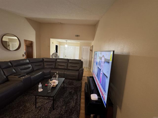 Detail Gallery Image 3 of 13 For 1365 Yorktown Cir, San Jacinto,  CA 92583 - 2 Beds | 2 Baths