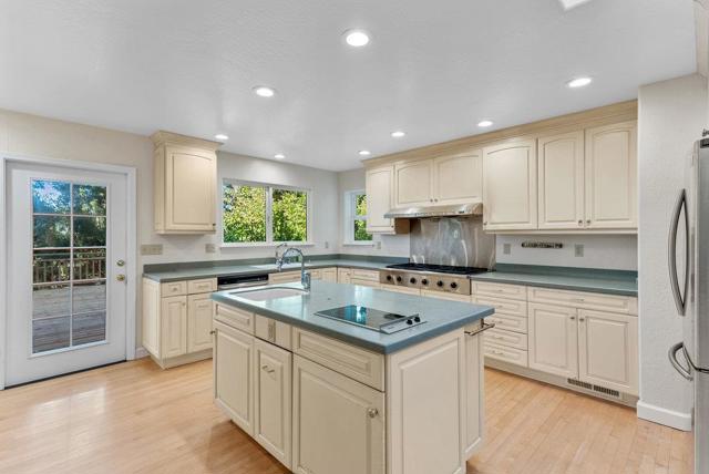 825 Skyward Drive, Aptos CA: https://media.crmls.org/mediaz/f39d0900-5a3a-453c-8104-79251f086be4.jpg