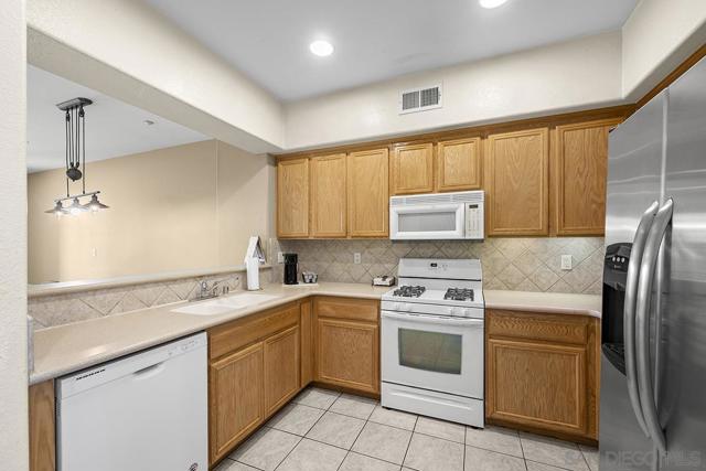 1338 Caminito Fabrizio, Chula Vista CA: https://media.crmls.org/mediaz/f39d2b1a-c6d2-4fd8-84b5-8f0f31b5cf17.jpg