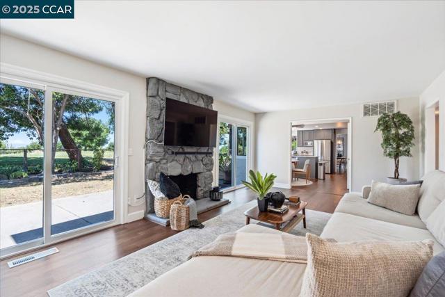 739 Devils Drop Ct, Richmond CA: https://media.crmls.org/mediaz/f39d9fdc-f40f-4ee2-a206-2c9112085ef9.jpg