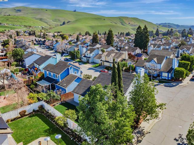 427 Summerwood Dr, Fremont CA: https://media.crmls.org/mediaz/f39e6747-1a92-4421-93c7-e406d48e0454.jpg