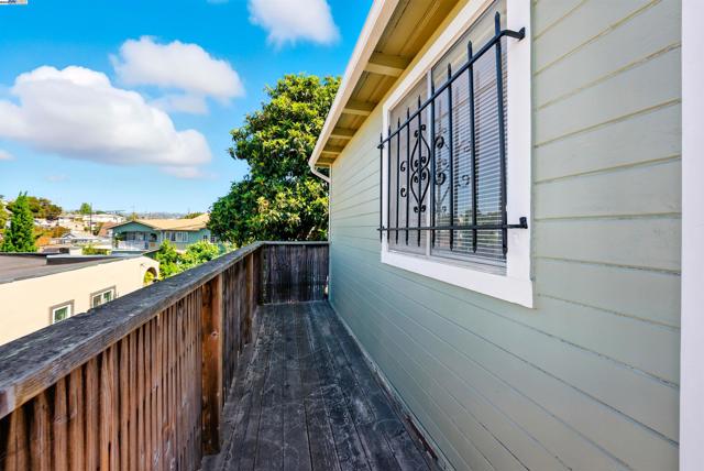 2539 Grande Vista Ave, Oakland CA: https://media.crmls.org/mediaz/f3a207ca-9558-4977-bc63-980eeb887172.jpg