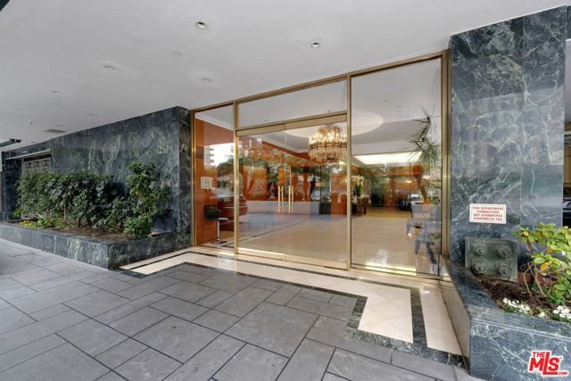 10787 Wilshire Boulevard, Los Angeles CA: https://media.crmls.org/mediaz/f3a21d7e-eb7e-45ad-b7bd-069c4958cb51.jpg