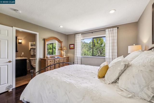 700 Golf Club Way, Pleasant Hill CA: https://media.crmls.org/mediaz/f3a33fb0-fed8-4581-92ee-a43238162f55.jpg