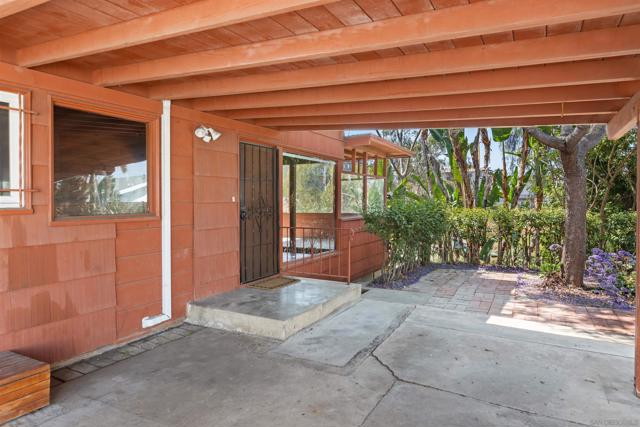 415 W Nutmeg St, San Diego CA: https://media.crmls.org/mediaz/f3a47c36-7ee1-4505-a646-77202e050ca2.jpg