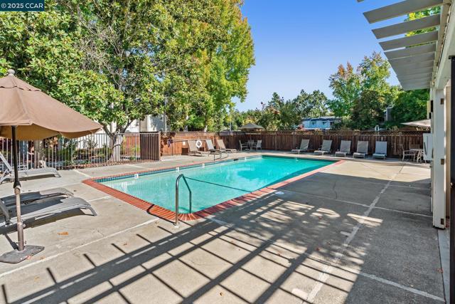 136 Garden Creek Pl, Danville CA: https://media.crmls.org/mediaz/f3a57bb6-16b3-4b1a-be22-a66bf5d96a48.jpg