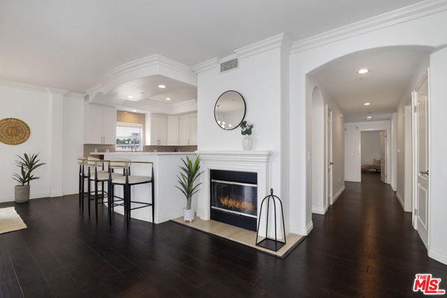 1862 S Bentley Avenue, Los Angeles CA: https://media.crmls.org/mediaz/f3a677de-d461-4f64-8370-752e138d6cbe.jpg
