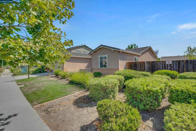 1030 Clear Lake Dr, Oakley CA: https://media.crmls.org/mediaz/f3a6c617-bf8c-4fee-a95f-29f88f8ce8bf.jpg