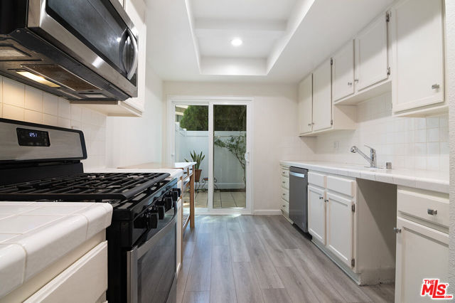 18170 Andrea Circle North, Northridge CA: https://media.crmls.org/mediaz/f3a7aed7-c3f8-4011-bd95-a26c132ac653.jpg