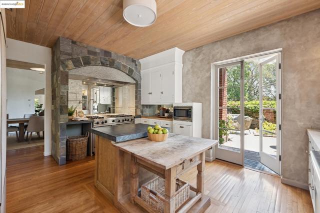 305 The Uplands, Berkeley CA: https://media.crmls.org/mediaz/f3a7de1c-5c01-49a4-9ac5-7f8619b6ff24.jpg