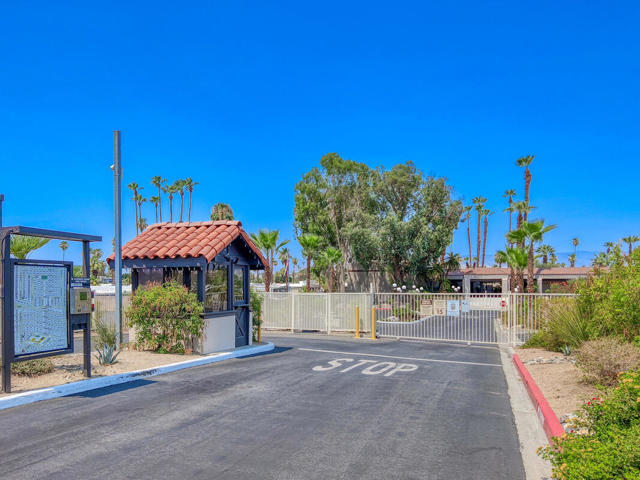 257 Laredo Drive, Palm Springs CA: https://media.crmls.org/mediaz/f3a89d80-43d8-4197-aa51-4643e5d9b7e3.jpg
