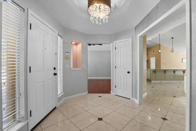 4470 Rolling Oaks Dr, Granite Bay CA: https://media.crmls.org/mediaz/f3a8e735-68fc-4329-acc5-6973fbdd225e.jpg
