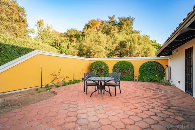 11 Country Glen Rd, Fallbrook CA: https://media.crmls.org/mediaz/f3aa2489-071b-473f-bc12-ae3515af1321.jpg