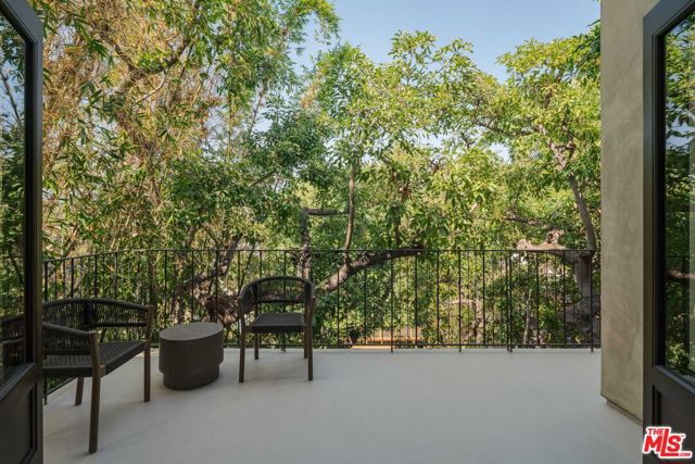 2444 Lyric Avenue, Los Angeles CA: https://media.crmls.org/mediaz/f3aa39a3-d06f-484e-a517-311e8f65b87b.jpg