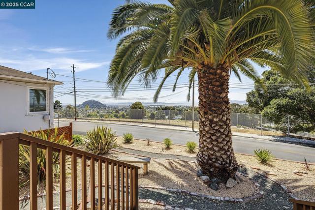 1034 Navellier St, El Cerrito CA: https://media.crmls.org/mediaz/f3acc760-bd8a-49f2-ae0f-b1409aedb83a.jpg