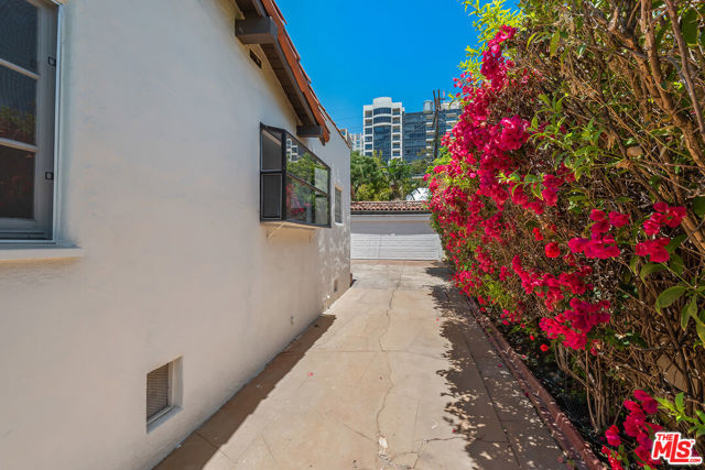 10733 Wellworth Avenue, Los Angeles CA: https://media.crmls.org/mediaz/f3acd586-fea3-4165-893a-0da3ee10c527.jpg