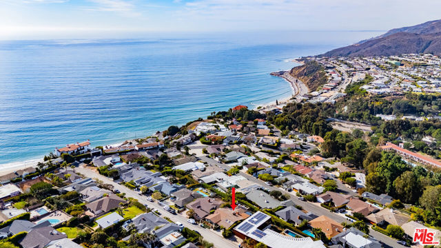 245 Tranquillo Road, Pacific Palisades CA: https://media.crmls.org/mediaz/f3ad448a-93d1-4f67-bfed-46d7d2678971.jpg