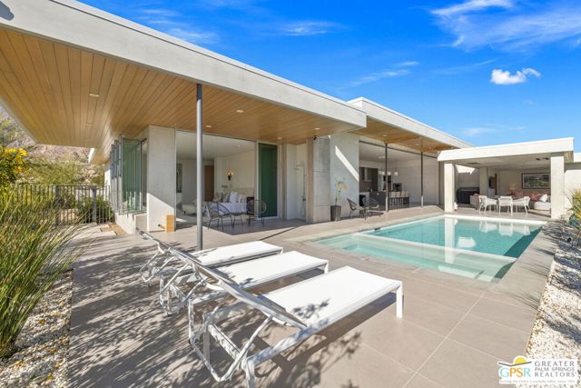 2381 Vista Palizada Drive, Palm Springs CA: https://media.crmls.org/mediaz/f3ad9fbf-9dc3-496d-baea-97dce186b71d.jpg