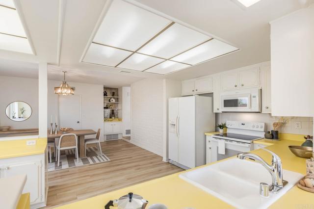 Detail Gallery Image 12 of 34 For 2476 Pinewood St, Del Mar,  CA 92014 - 3 Beds | 2 Baths