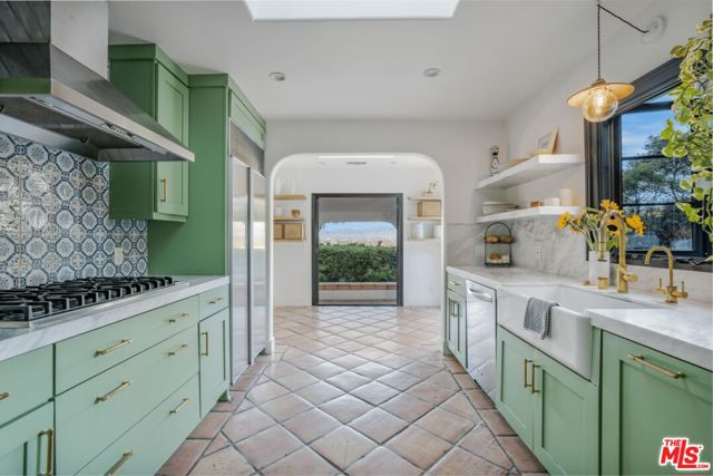 3646 Sunswept Drive, Studio City CA: https://media.crmls.org/mediaz/f3afe1f8-1021-4f88-b833-2e0ff3cf45b3.jpg