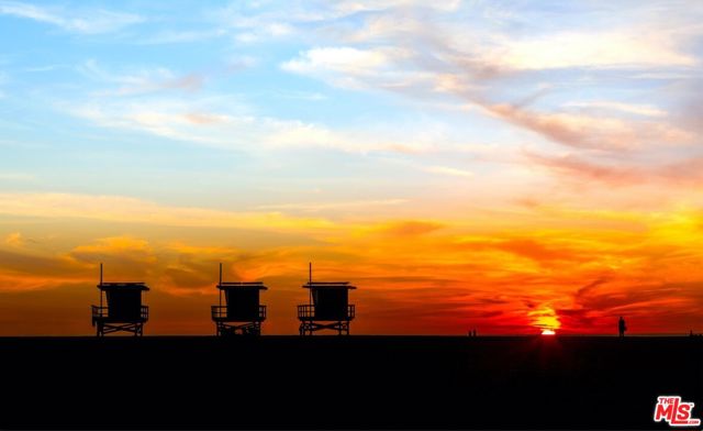 737 Pier Avenue, Santa Monica CA: https://media.crmls.org/mediaz/f3b089e3-e575-4c7e-84ed-d5d8deb716a9.jpg