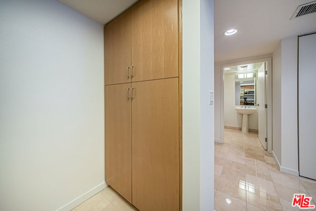 13700 Marina Pointe Drive, 419 photo 7