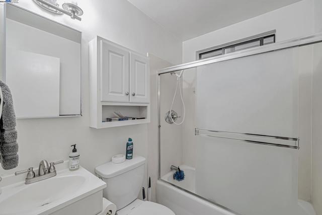 4655 Augustine St, Pleasanton CA: https://media.crmls.org/mediaz/f3b1b592-5048-493e-835d-df168253dbd2.jpg