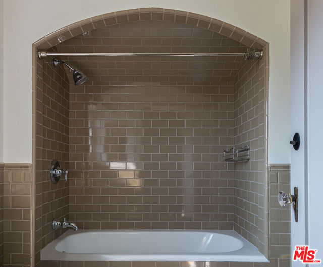 3756 Effingham Place, Los Angeles CA: https://media.crmls.org/mediaz/f3b22921-6fb2-4ab3-b867-5765d41f92df.jpg