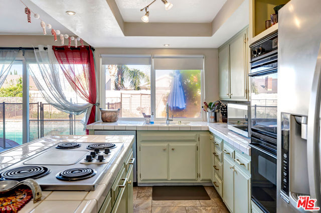 2425 Dusan Street, Simi Valley CA: https://media.crmls.org/mediaz/f3b2ca6b-290a-464e-9690-8c3afea08135.jpg