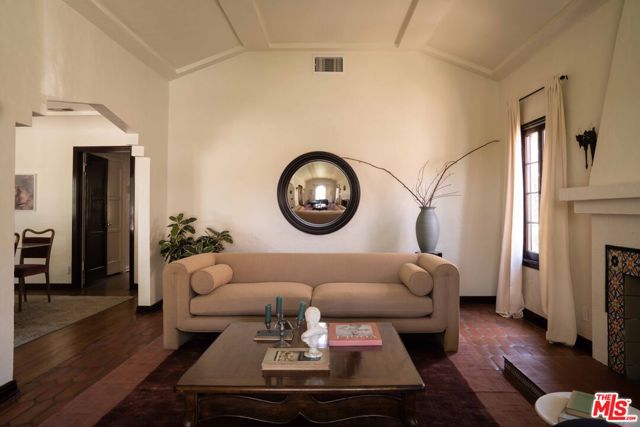 4331 4th Avenue, Los Angeles CA: https://media.crmls.org/mediaz/f3b3dbf3-6d89-49dc-b429-033827952f98.jpg